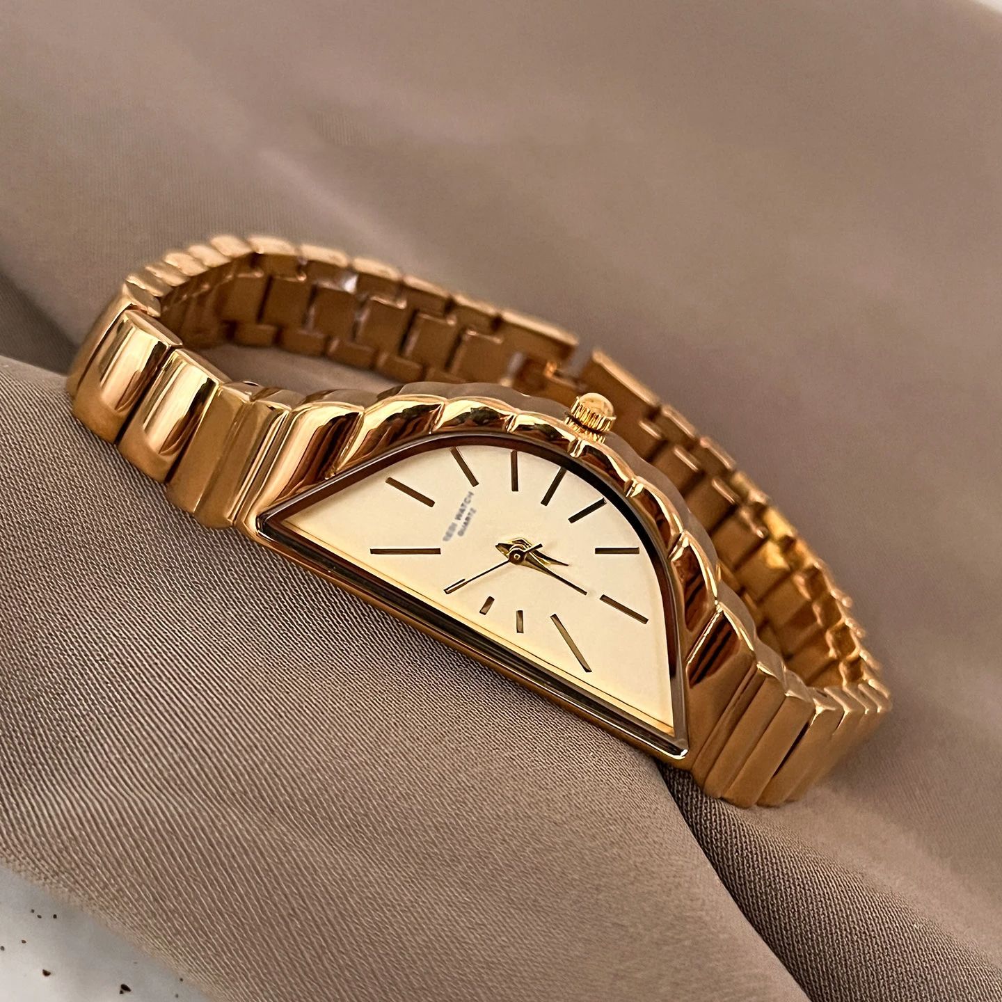 Analog Quartz Watch - 新しいファッションデザインの女性用腕時計クリエイティブ半月ダイヤルステンレススチールクォーツ本物の時計プレミアム女性用腕時計ギフト