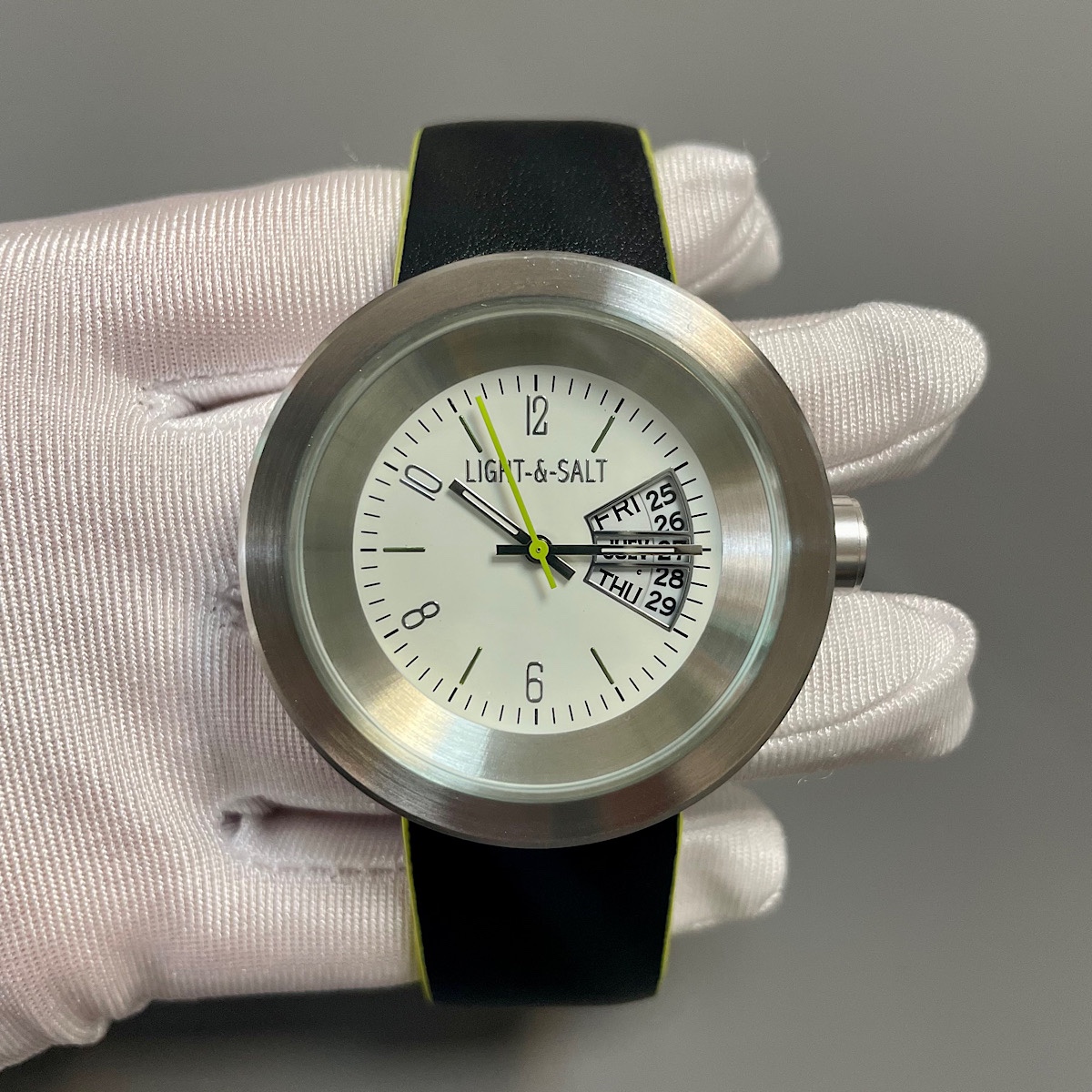 ハイエンドファッション立体文字盤ダブルカレンダークォーツメン - Analog Quartz Watch のレビューと価格