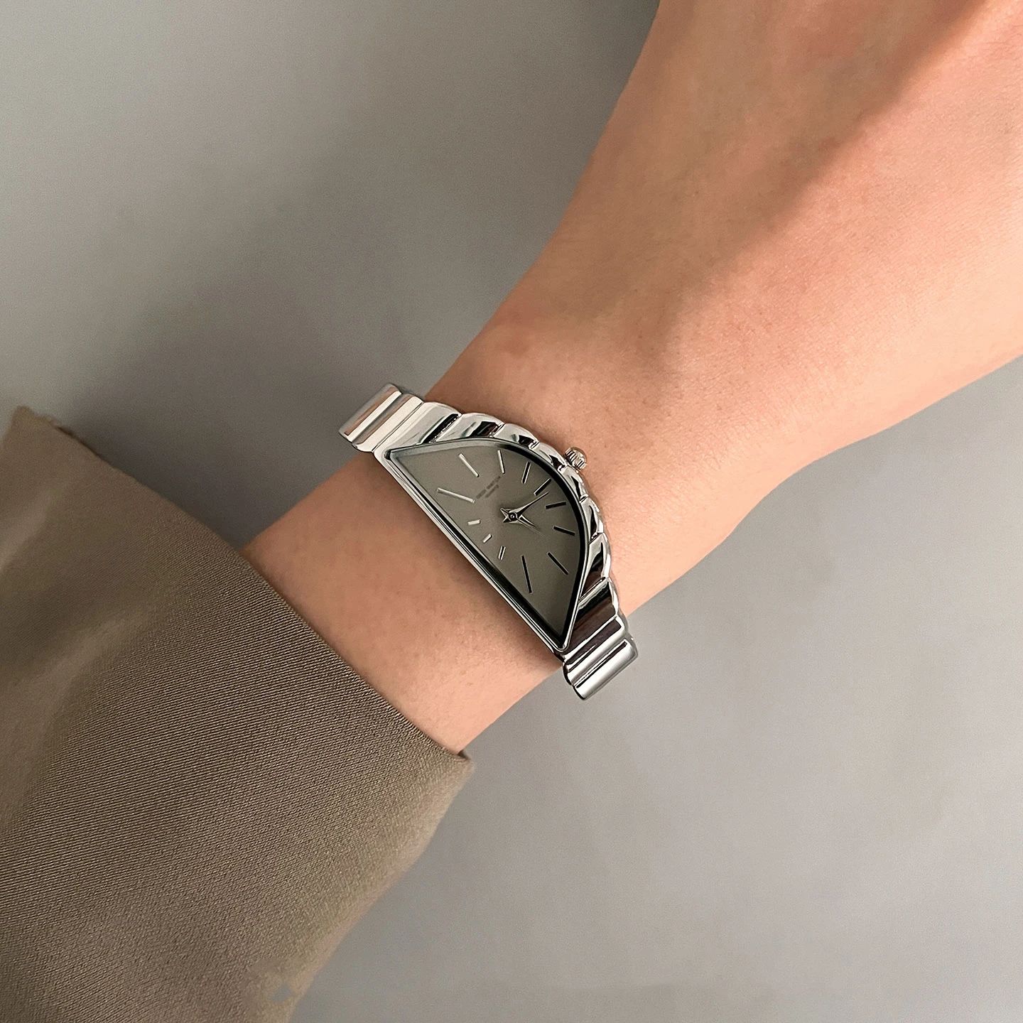新しいファッションデザインの女性用腕時計クリエイティブ半月ダ - Analog Quartz Watch のレビューと価格