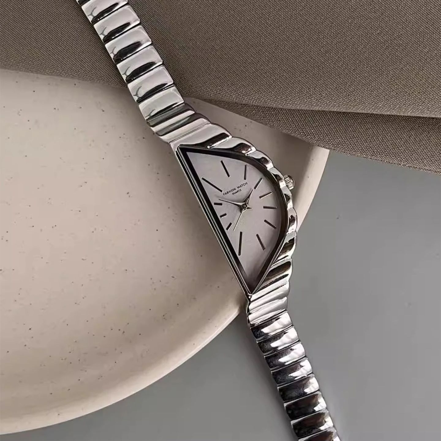 新しいファッションデザインの女性用腕時計クリエイティブ半月ダ - Analog Quartz Watch のレビューと価格